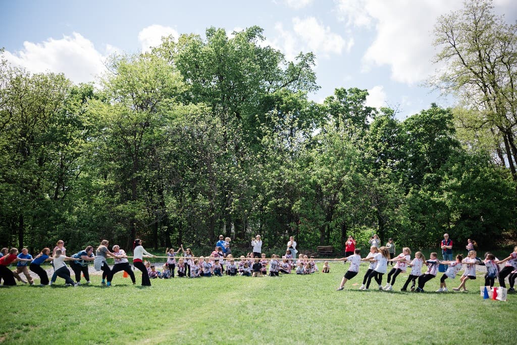Students and families at Sequoia field day tug-of-war